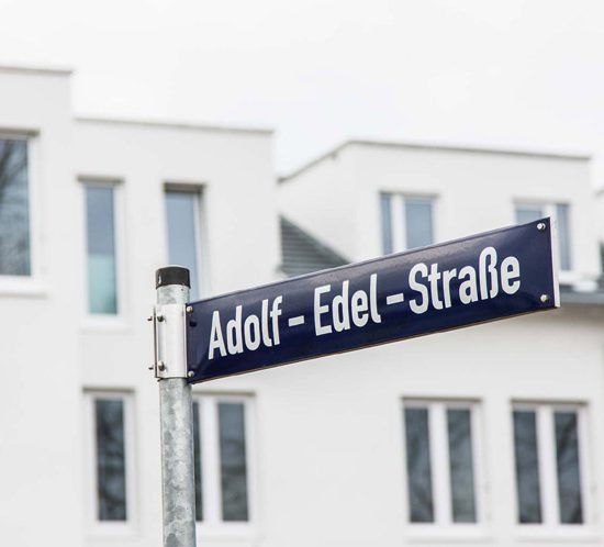 Straßenschild Adolf-Edel-Straße, Wohnen mit Weitblick, Quartier Süd, Montabaur, Westerwaldkreis