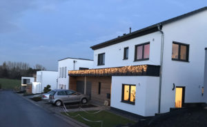 Modernes Einfamilienhaus mit Weihnachtsbeleuchtung im Wohngebiet Wohnen mit Weitblick