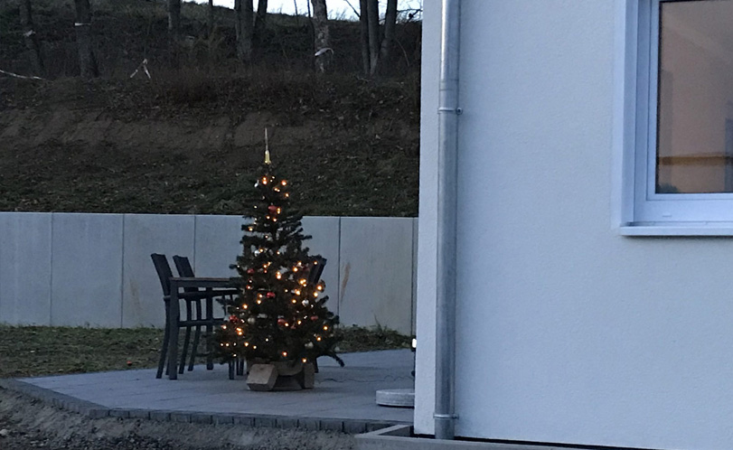 Weihnachtsbaum auf der Terrasse an einem im Bau befindlichen Einfamilienhaus