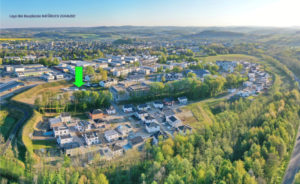 Luftbild mit Pfeil zum Bauplatz für das Wohngebäude NATÜRLICH ZUHAUSE! im Quartier Süd