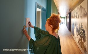Homestagerin Cornelia Augustin gestaltet die Hausflure im Wohnbauvorhaben Natürlich Zuhause
