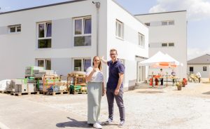Ruben Rhensius (pädagogischer Leiter) und Franziska Biedron (Teamleiterin) stehen vor dem Haus der Stiftung Scheuern im Quartier Süd in Montabaur