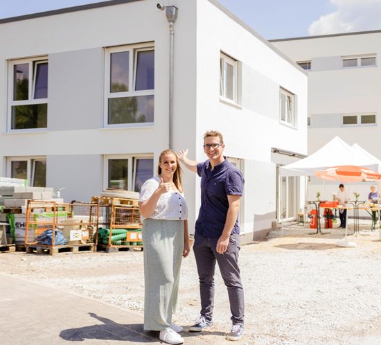 Ruben Rhensius (pädagogischer Leiter) und Franziska Biedron (Teamleiterin) stehen vor dem Haus der Stiftung Scheuern im Quartier Süd in Montabaur